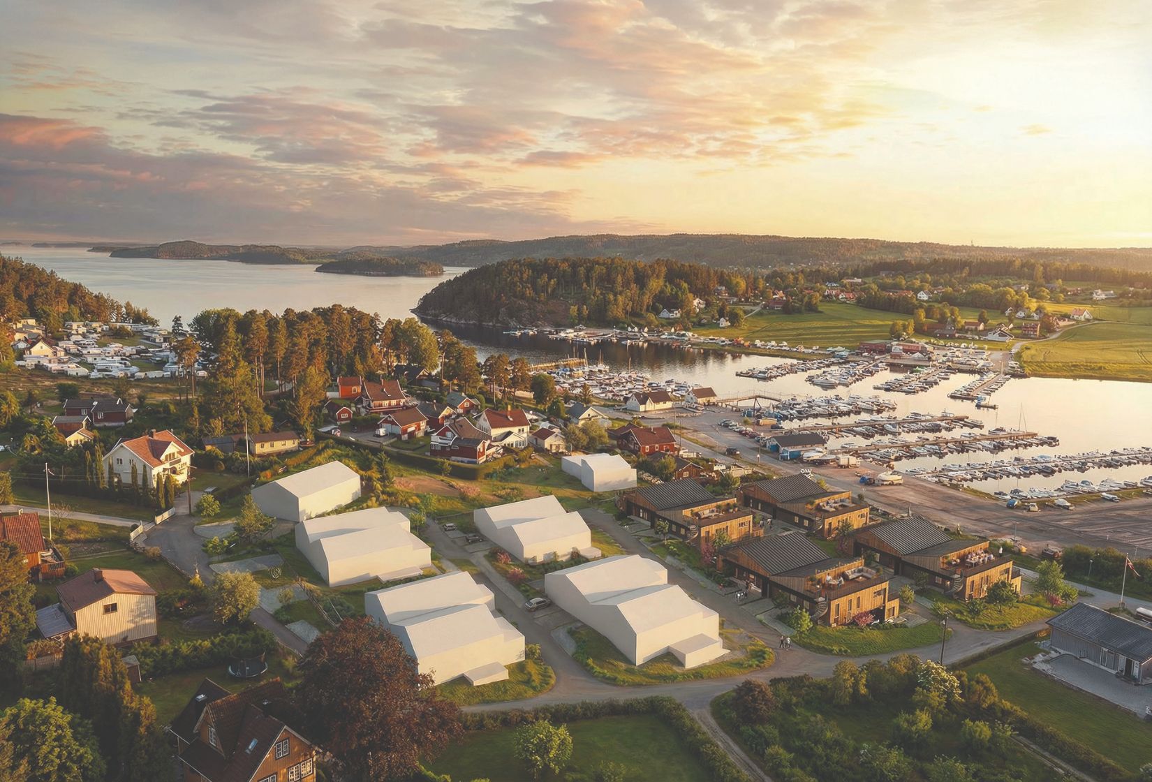 Høysand Brygge ved sjøen, med båthavnen og skjærgården like ved