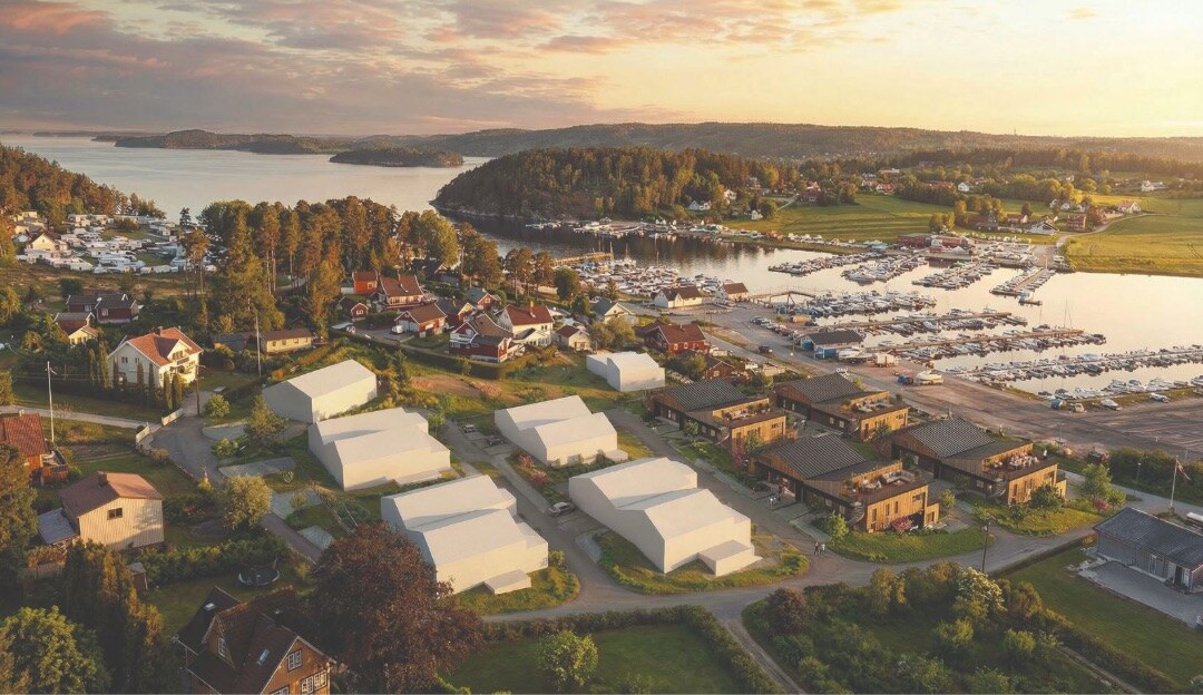 Høysand Brygge ved sjøen. Illustrasjon.