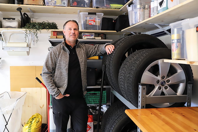 – Det var en stor overgang fra et stort hus hvor vi hadde samlet på «alt mellom himmel og jord» i garasje, boder og loft, til en leilighet. Men med hjelp av hyller, reoler og ulike opphengsløsninger, har vi plass til det vi trenger her i garasjekjelleren. Det handler om en bevissthet på hva du skal ta vare på, sier han.