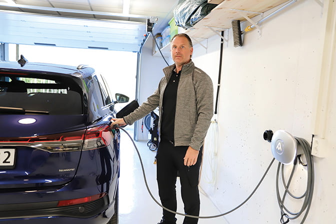 Elbilladeren er plassert midt i garasjen, slik at ladekabelen når fram også når bilen står innerst.