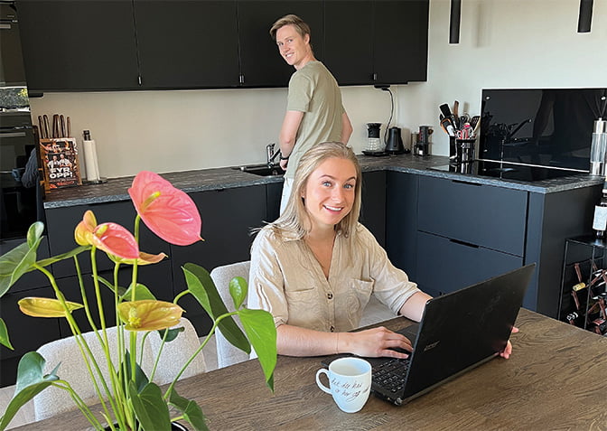Et moderne kjøkken kan også brukes som arbeidsplass, synes Iris og Espen.