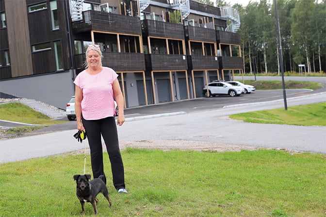 Gunvor og hunden Kira stortrives i leiligheten i Bodalsholtet, som innfridde alle kravene hun hadde satt seg da hun startet boligjakten.