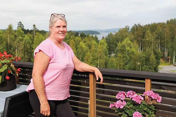 Utsikten fra takterrassen er formidabel, og her kan hun nyte solrike dager. – Herfra kan jeg også følge med på alt som skjer i nabolaget, fleiper hun.
