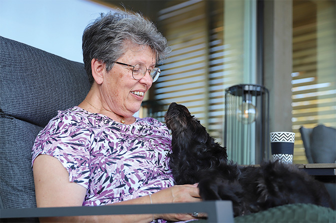 Merete og «Pippa» koser seg i sensommersola på terrassen.