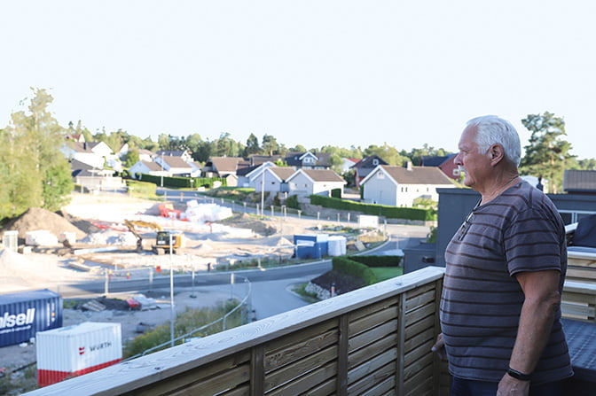 - Fra terrassen i andre etasje har jeg god utsikt, og jeg elsker å se rådyrene og hestene på jordet rett nedenfor. Det gir en god indre ro.